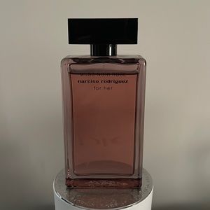 Mucs Noir Rose for her perfume